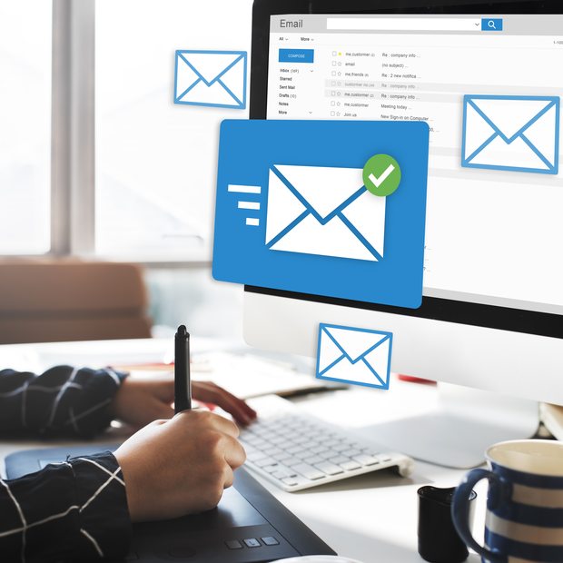 Écran de messagerie, illustration de la communication et de la réactivité