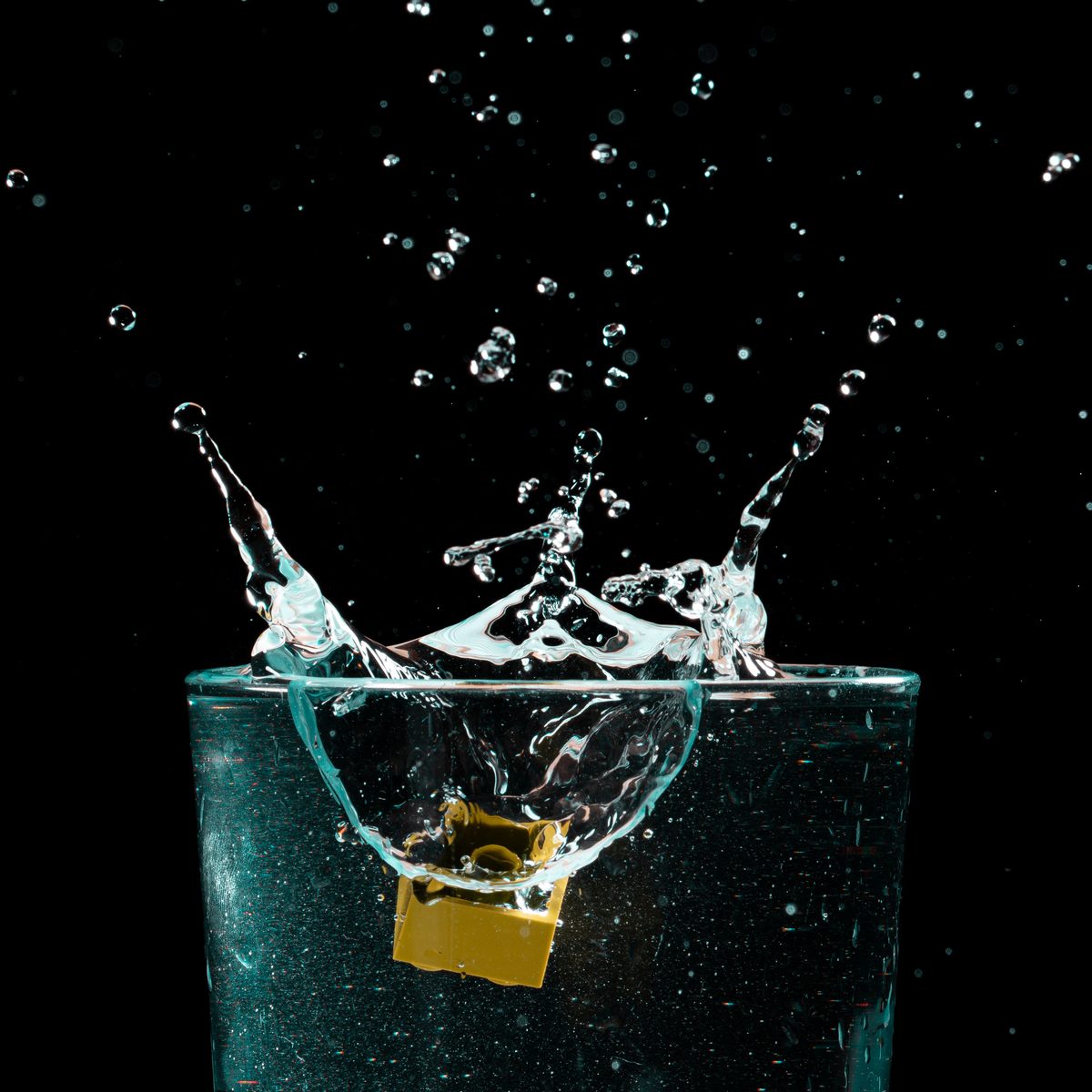 Échantillon plongé dans un verre d'eau, étape de conceptualisation et d'échantillonnage de la formule