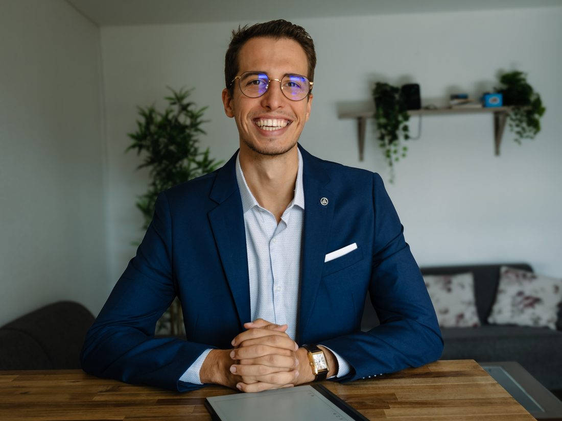 Pierre-Alexandre Lannier, consultant en compléments alimentaires, assis à son bureau