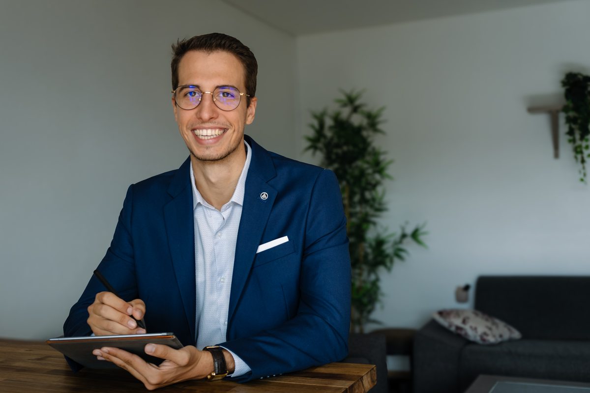 Pierre-Alexandre Lannier, consultant en compléments alimentaires, au travail sur une tablette
