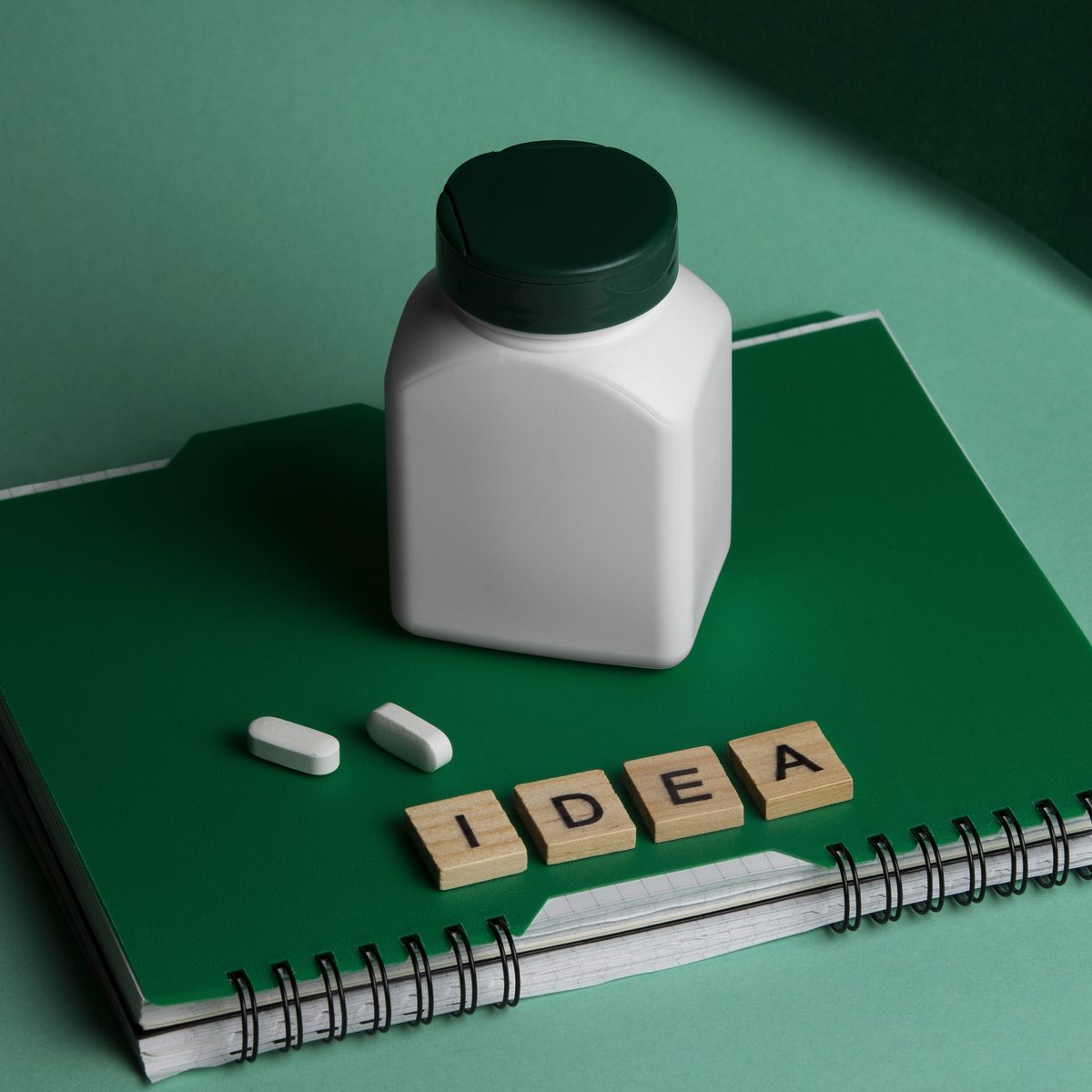 Carnet de travail et pot de complément alimentaire, étape de positionnement et de stratégie de formulation
