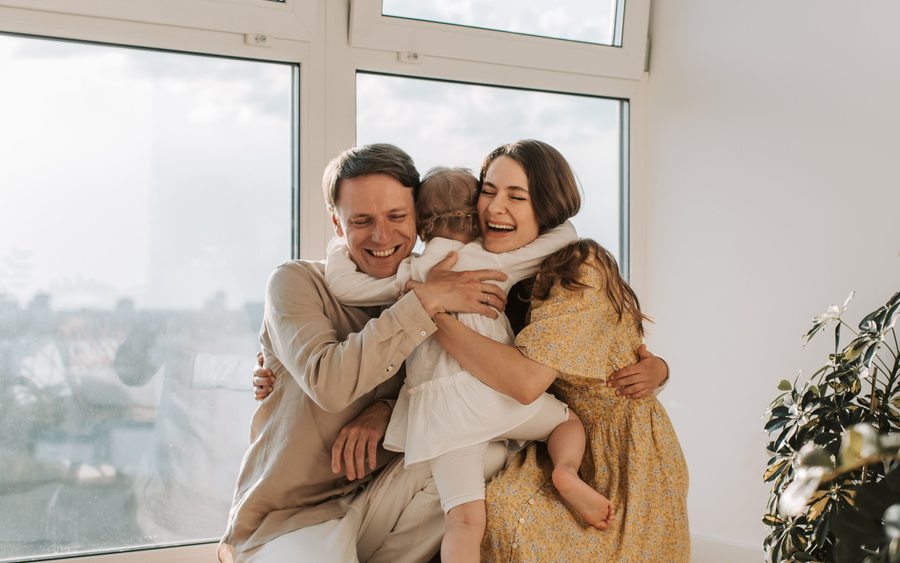 Famille enlacée dans un salon lumineux, illustration de l'intégrité